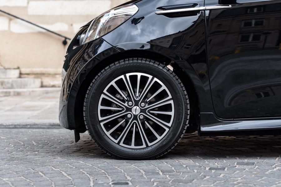Колеса Aston Martin Cygnet Launch Edition Black 2011 года  (фото 11 из 32)